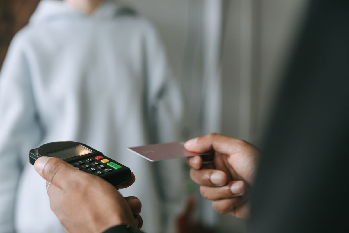 Compras parceladas no cartão sem juros: erros comuns a evitar
