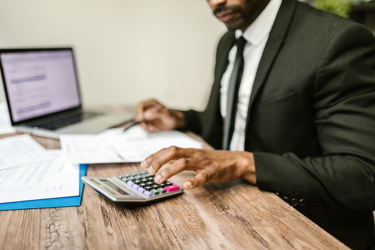 Como abrir uma factoring em 2026: CNAE, ANFAC e custos